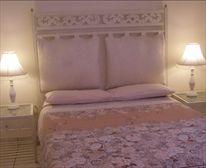 Bedroom with double bed - Malibu at Beverly Hills