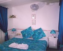 Dolphin Room Main Bedroom - Mawendi Accommodation