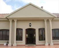 Villa Venezia white bedroom Unit 2 - River Crossing Bed & Breakfast