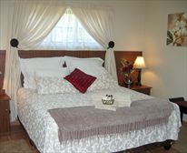 Cottage main bedroom - Butterscotch Bed & Breakfast