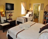 Hibiscus Suite Patio - Butterscotch Bed & Breakfast