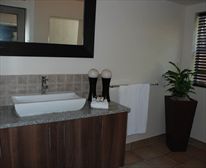 Room 3 Bathroom - Bali on the Ridge Bed & Breakfast