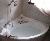 Homely lounge with fireplace - Cliff Manor B&B