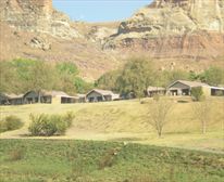 View of chalets from the road - Brandwag Hotel
