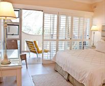 Main bedroom with private balconey - 8 Wedgewood Terrace