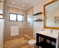 En-suite bathroom with double shower head - 8 Wedgewood Terrace