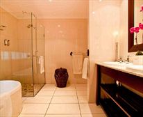 Bedroom 4 en-suite - Manaar House B & B
