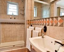 Studio self catering unit en-suite bathroom - Manaar House B & B
