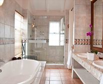 Full main en-suite bathroom luxury self catering apartment - Manaar House B & B